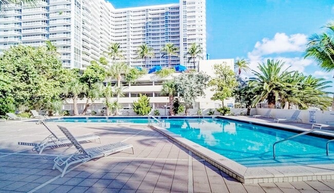 Building Photo - 7545 E Treasure Dr Unit 3I