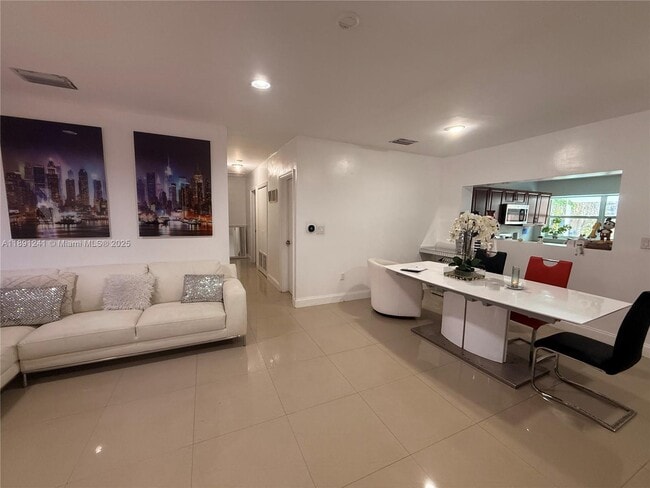 Photo - 16030 Miami Dr