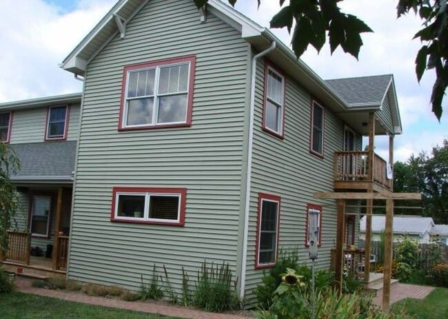 Building Photo - 704 Progress St NE Unit 1