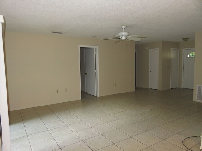 Photo - Open and bright 2/2 with garage