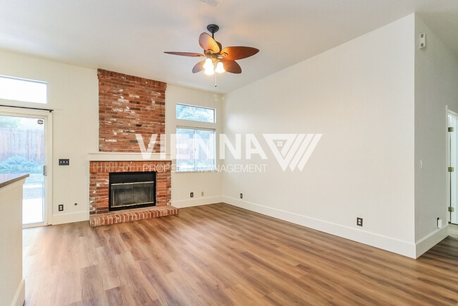 Photo - 1418 Lorimer Way