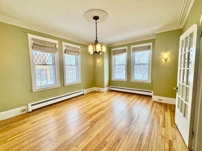 Photo - Bright and relaxed 2-bedroom + Den apartment in Lower Town, Ottawa Unit Main