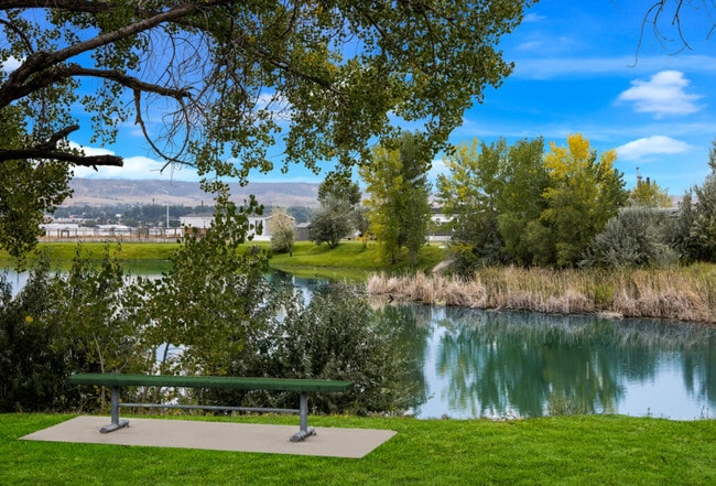 Building Photo - 15 Cavalier St N