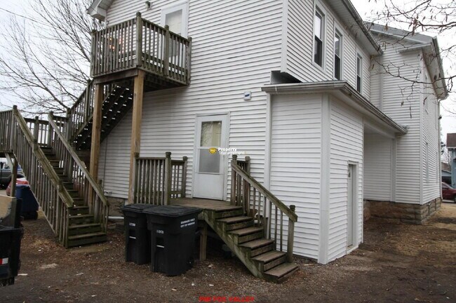 Large 3 - Bedroom Duplex in Oshkosh