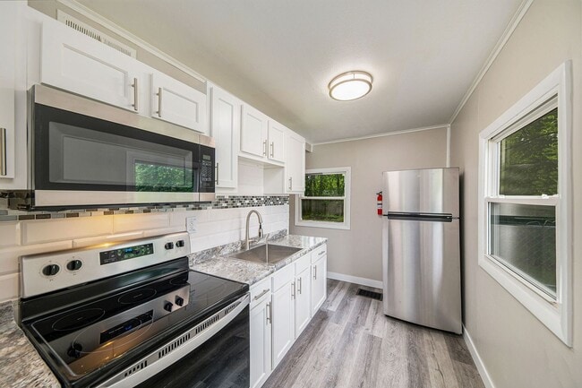 Building Photo - Cute Remodeled Two Bedroom 1 Bathroom Bungalow!