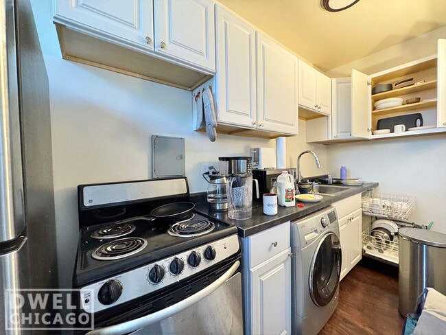 Building Photo - 3346 N Marshfield Ave Unit 1 Rental