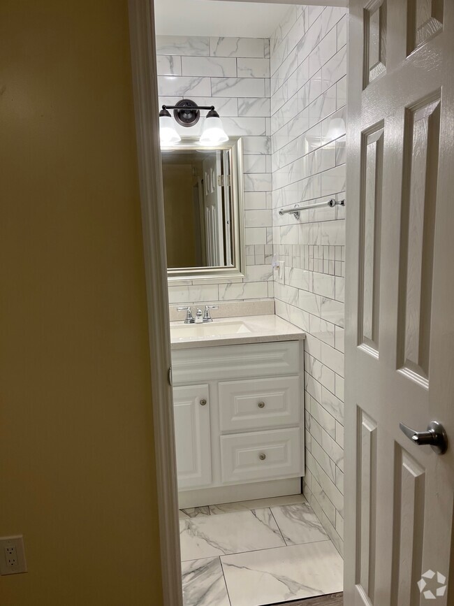 Building Photo - 836 Lake Martha Dr NE Unit B Rental