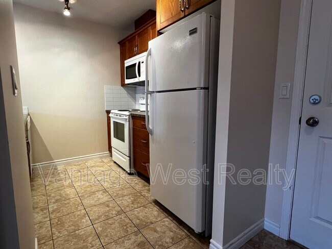 Photo - 598-598 Sutherland Ave