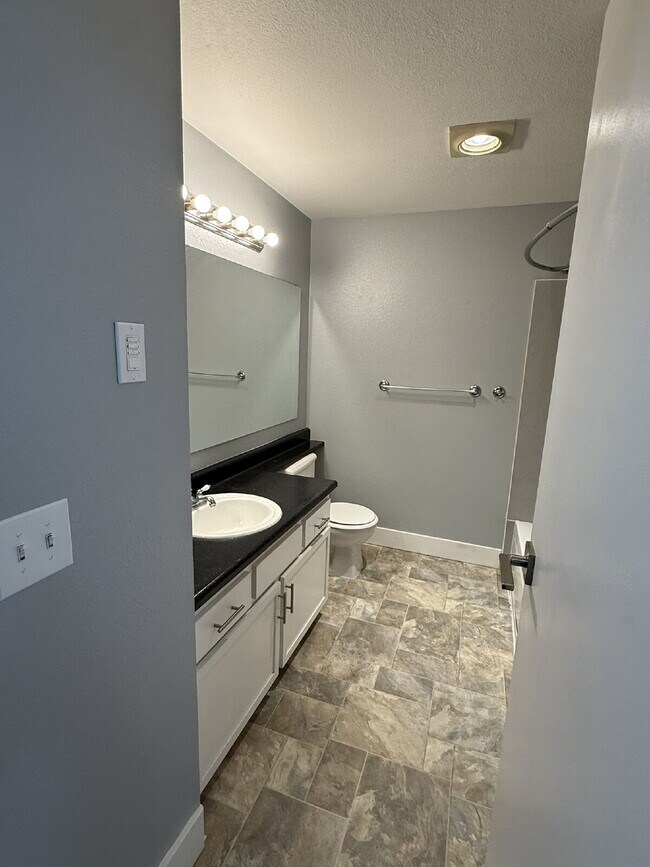 Photo - Charming & Spacious 1 Bedroom Condo Retreat in Renton Unit #D303