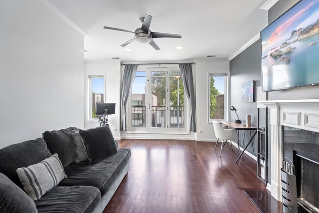 Building Photo - 2539 W Warren Blvd Unit #2