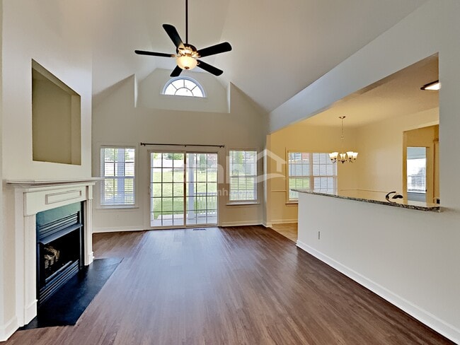 Photo - 563 Summit Way