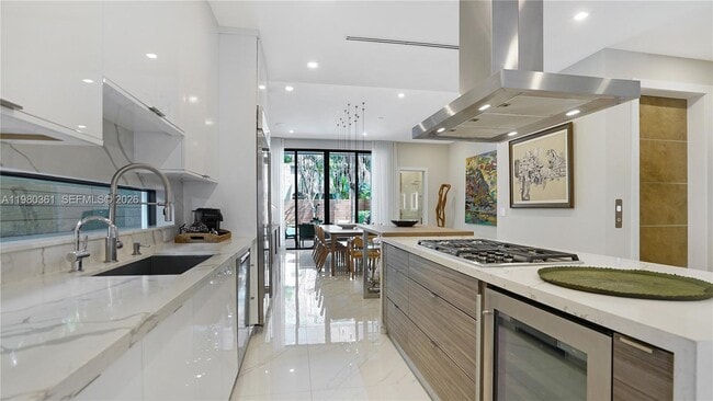 Photo - 3075 Mary St