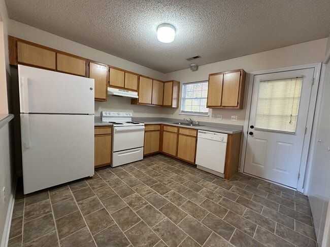 Photo - 105 Live Oak Ct