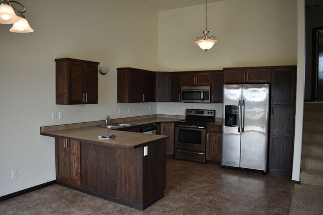 Building Photo - 3 Bed 3 Bath Twinhome Available!