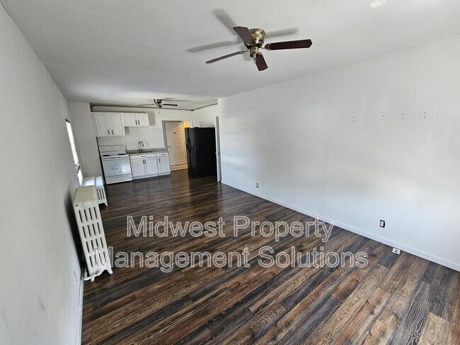 Building Photo - 810 E 8th St