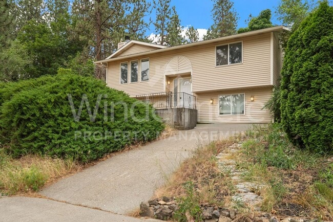 Building Photo - Charming 4-Bedroom Home with Garage & Spacious Yard!