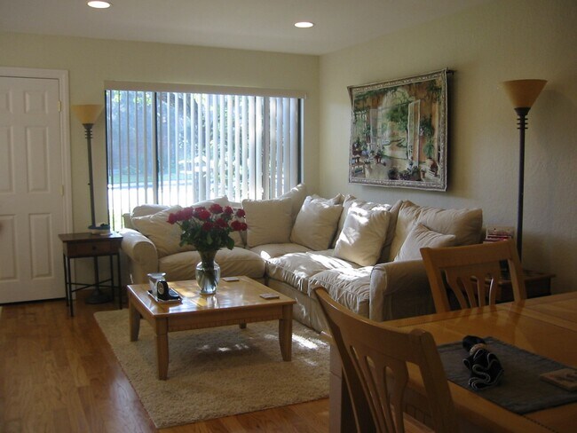 Living room - 2525 Ocean Cove Dr