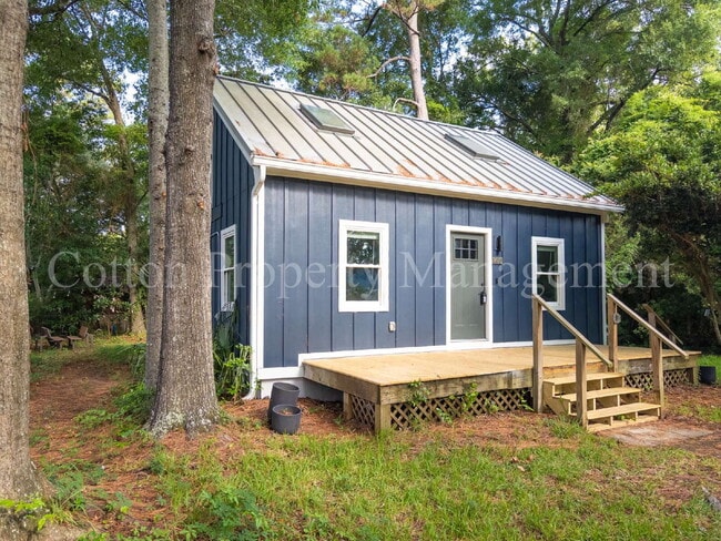 Building Photo - 2 BD/ 1 BA // Cottage Get Away just off of 42nd St // $1,875 per month // Pet Friendly*