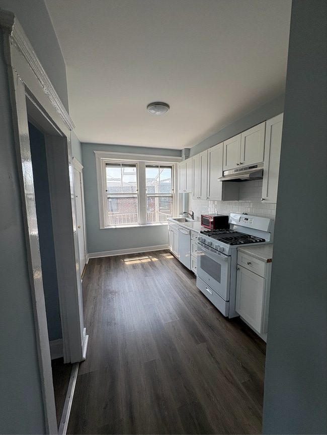 Beautiful 3 bed with in unit laundry and balcony GREAT DEAL for 9/1/26 - Beautiful 3 bed with in unit laundry and balcony GREAT DEAL for 9/1/26