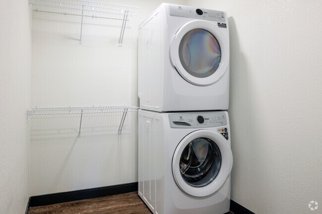 3BR, 2BA - 1,085SF - Washer/Dryer