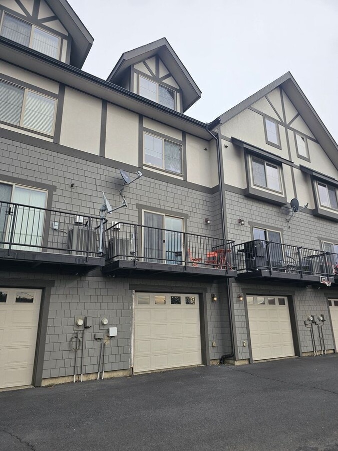 Photo - 715 NE Oak St