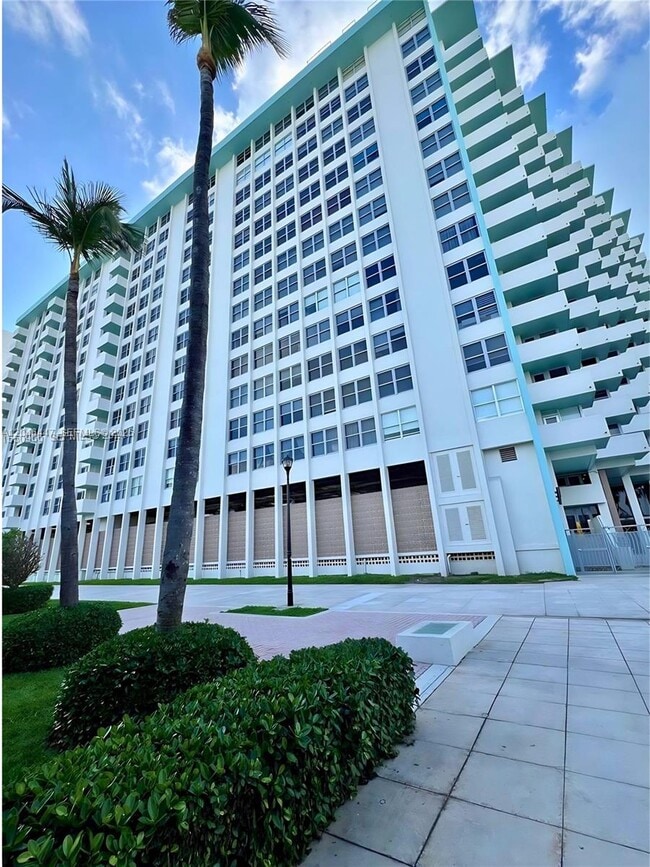 Building Photo - 2899 Collins Ave Unit 905