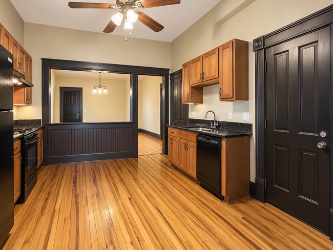 937 University Ave W Unit 4