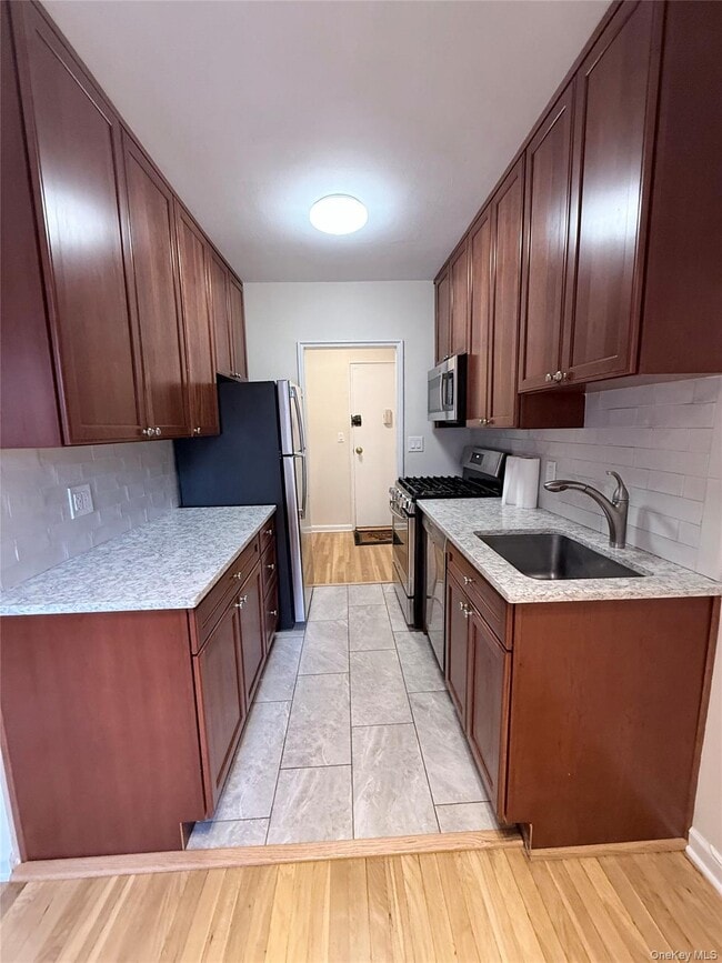 Building Photo - 1133 Midland Ave Unit 4P