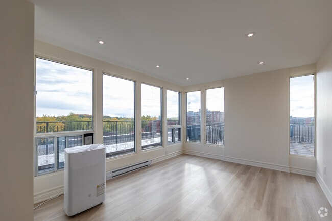 BACHELOR - 465SF - Living Room