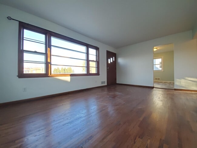 Photo - 2004-16 1/2 16 1/2 St NW