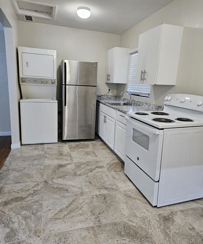 Building Photo - Apartments Available Now Unit #C