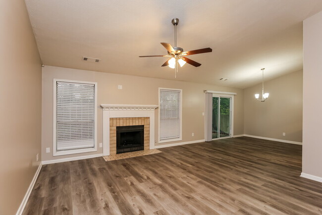 Photo - 1394 Luther Way