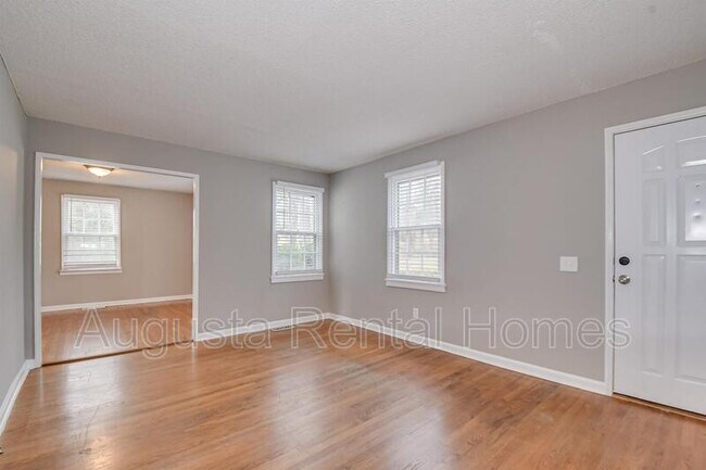 Photo - 1019 1/2 Bedford Drive