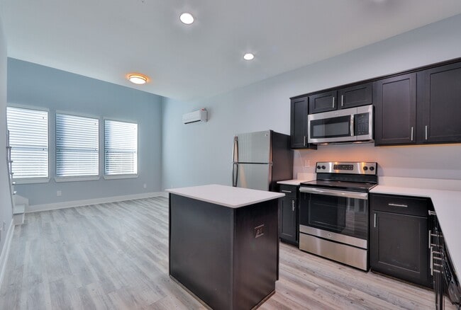 Building Photo - 715 W 13th St Unit A Rental