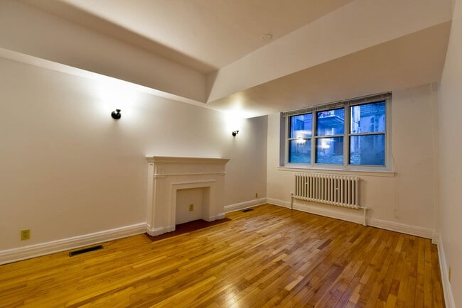 Building Photo - 6210 Avenue Deacon 6210 Chemin Deacon Unit 0B17