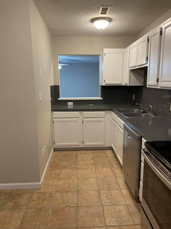 Cedar Rock 2 Bed Kitchen - Apartments on 20th