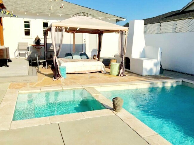 Daybed and fireplace - 6713 Murietta Ave Unit Studio