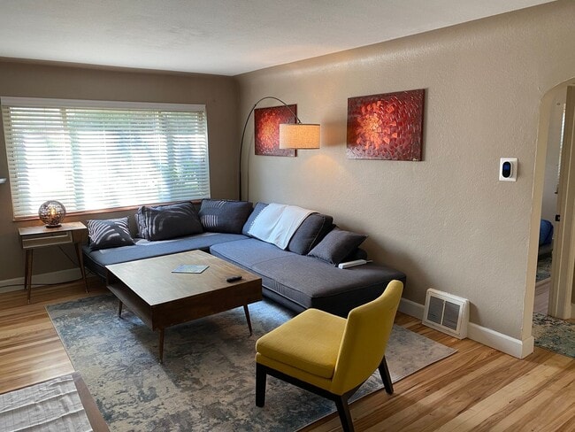 Photo - Adorable Large 4 Bedroom Cottage w/ Tons o...