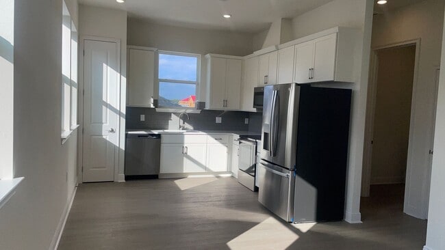 Photo - BRAND NEW Luxury 1-Bed Apartment  in Lake ...