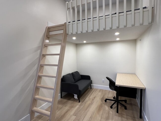 Building Photo - 8719-8110 110 St NW Unit 3B