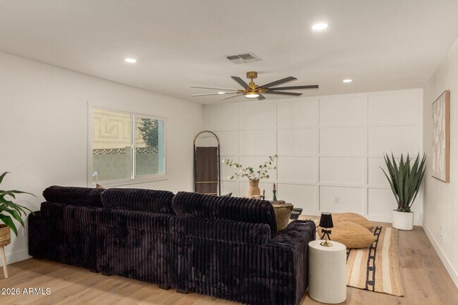 Photo - 516 E Greenway Dr