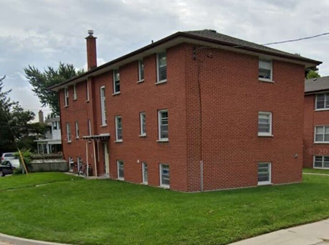 Building Photo - Recently updated 2-Bedroom Apartment for Rent in Oshawa Unit 4