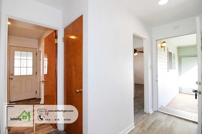 Photo - 2176 Oxford Rd