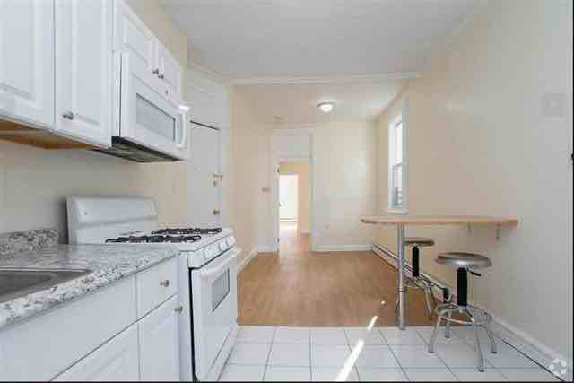 Building Photo - 235 Webster Ave Unit Apt 2L