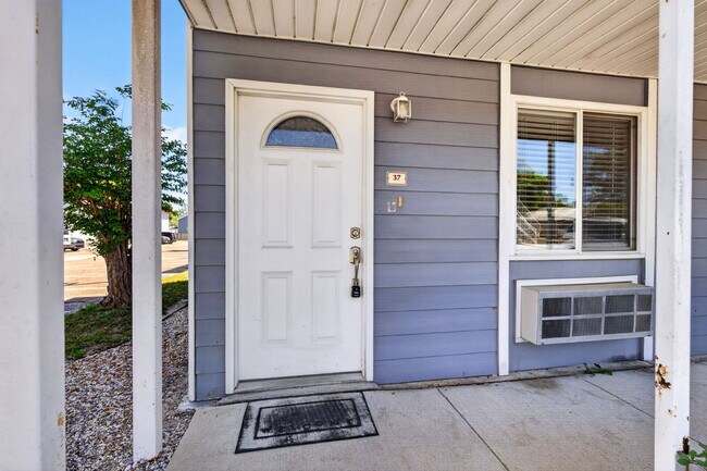 Building Photo - Furnished Studio - Accept TDY Unit 37