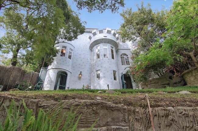 Building Photo - 8527 Wonderland Ave