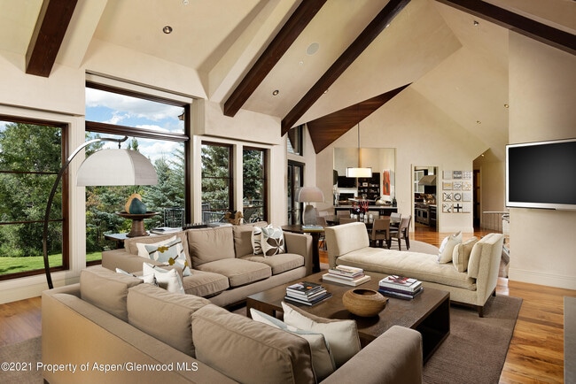 Photo - 561 Meadowood Dr