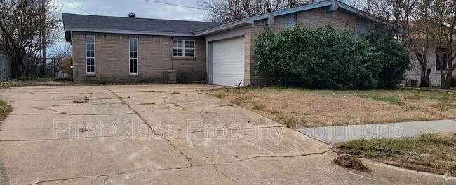 Building Photo - 820 Camelot Dr Rental