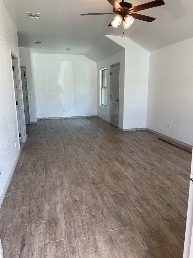 Building Photo - 2424 Duntov Dr Rental