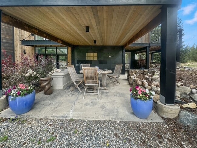 Building Photo - Studio Apartment on Wellington in Breck!  ...